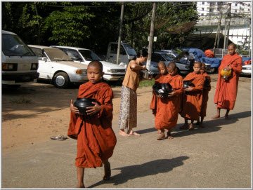 offeringtomonksyangon.jpg